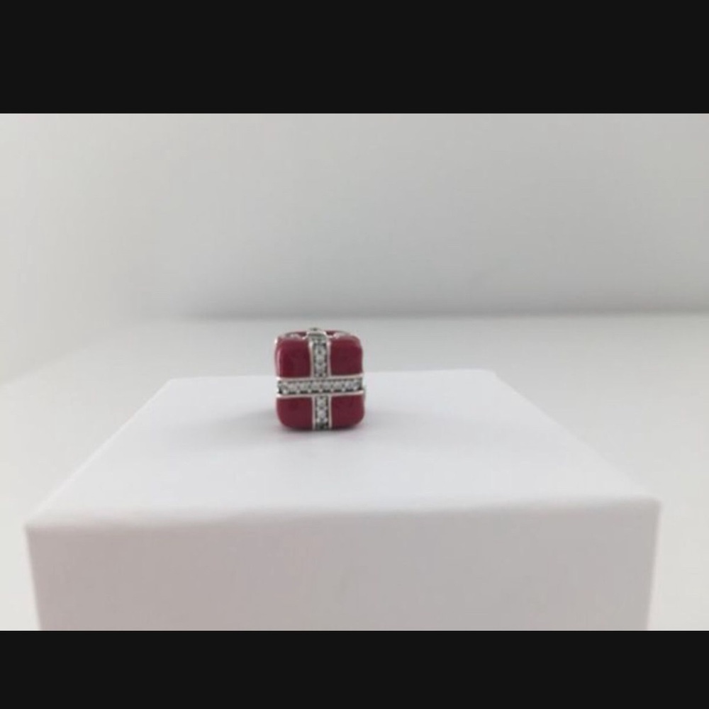 NEW Pandora Limited Edition Sparkling Gift Charm in Red Enamel & Silver.